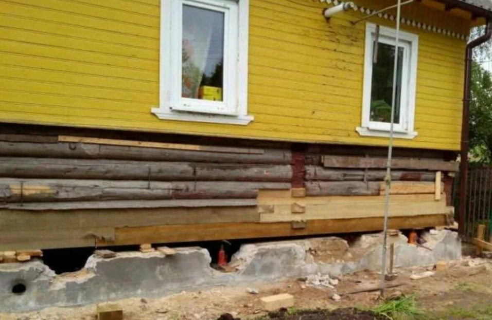 покосившийся дом